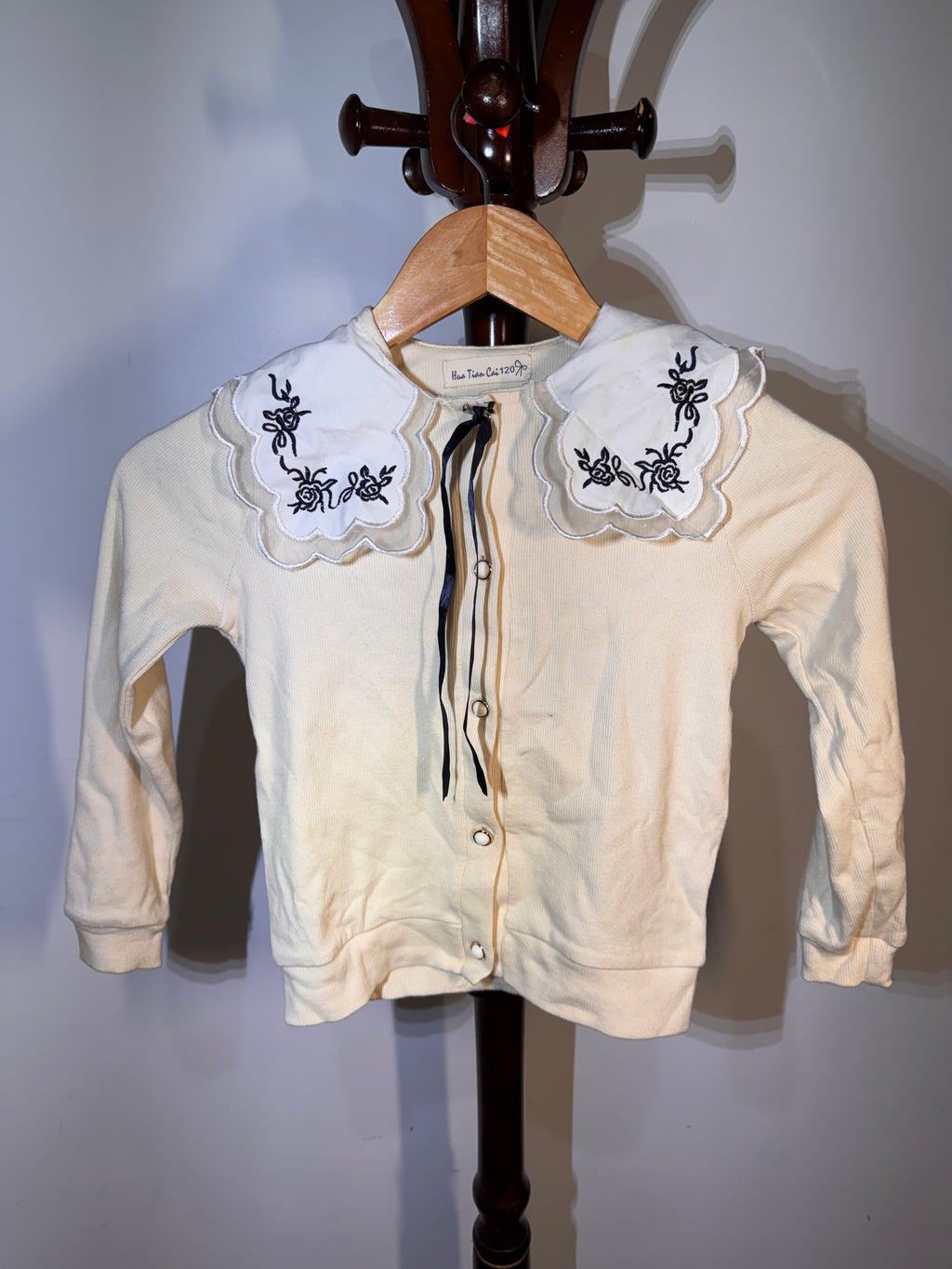Hua Tian Cai beige button up￼￼